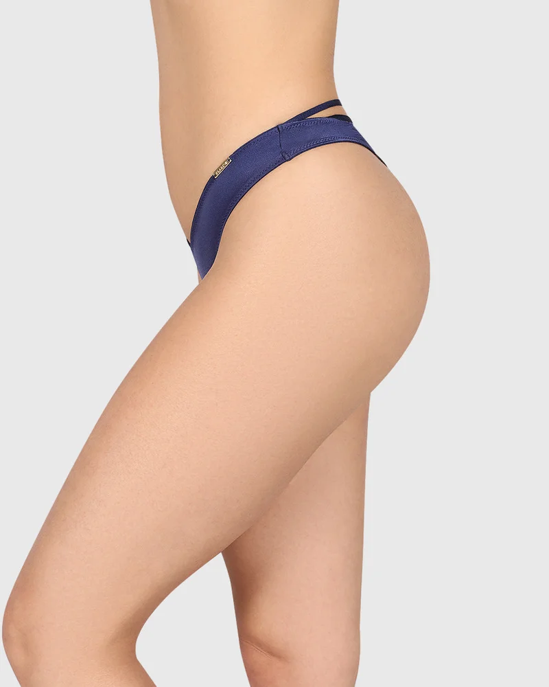 ايسلا اند ايفي إيلا آند إيفي ثونغ مثير